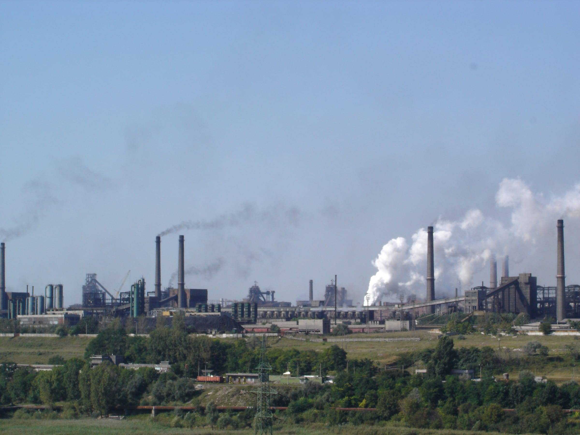 Zonă industrială cu coșuri de fum